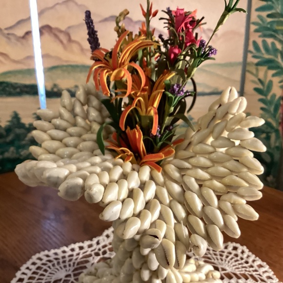 Vintage woven Cowerie sea shell Art vase - Picture 6 of 6